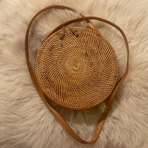 Great for Summer: Woven Circle Crossbody Bag - Picture 2 of 7